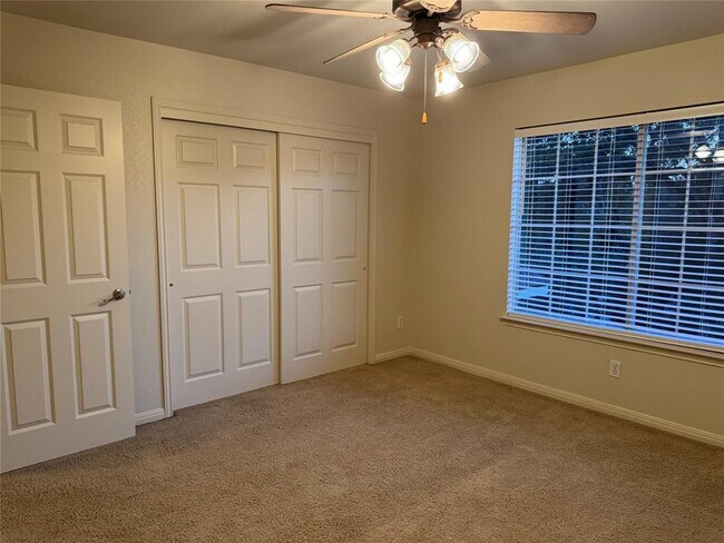 Building Photo - 9 Deerfield Dr