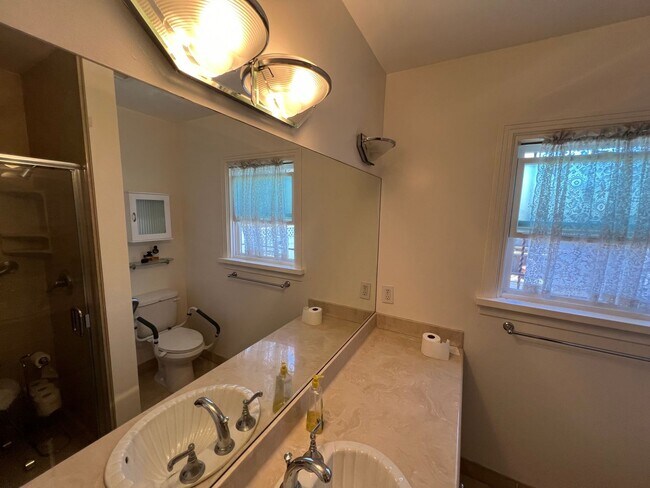 Building Photo - LOCATION LOCATION LOCATION!!! 5th & I St, Large House, 2Bdrm+Den+2 car Garage