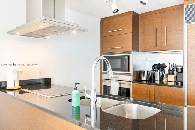 Building Photo - 485 Brickell Ave