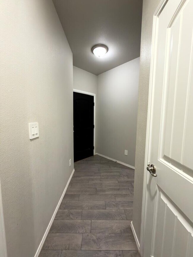 Building Photo - 1805 Ebbets Dr