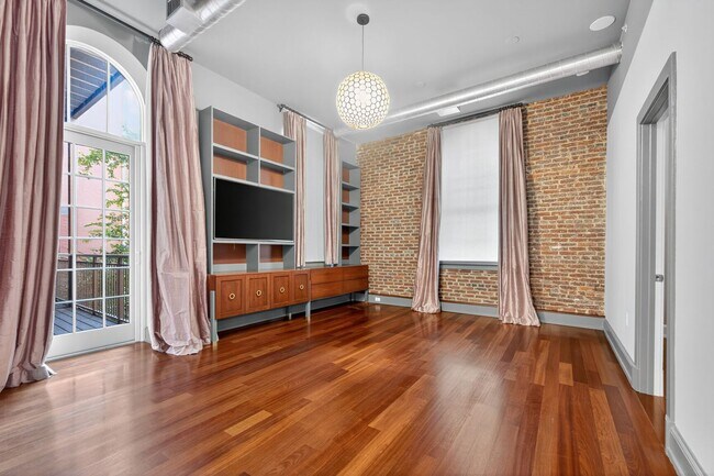 Building Photo - Available Now! High End 2 Bed 2 Bath in Lu...