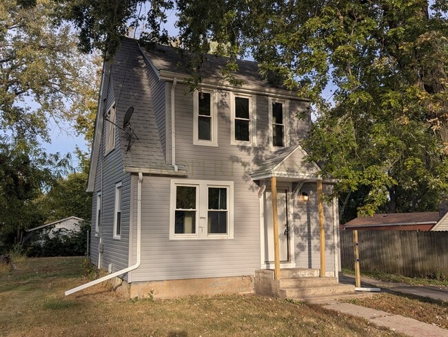 Primary Photo - 1318 N Burbank Ave