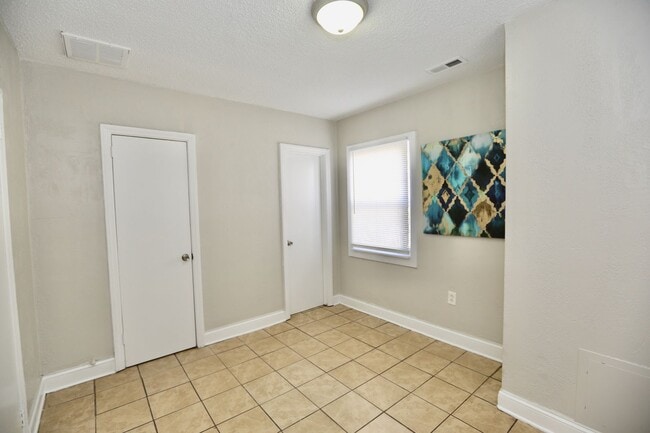 Building Photo - Cozy Cottage By The Sea!  3/2 Available 11...
