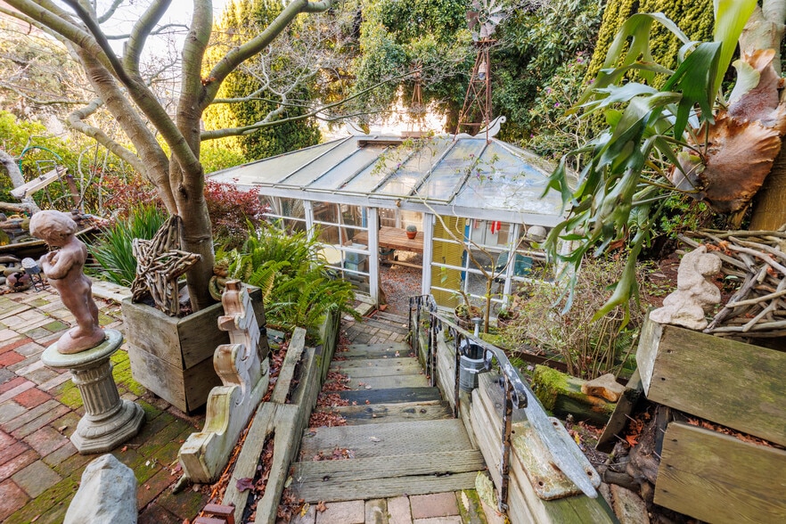 GARDEN AND GREENHOUSE - 2398 Broadway