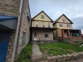 Building Photo - 5-bedroom, 1-bath home in East Pittsburgh