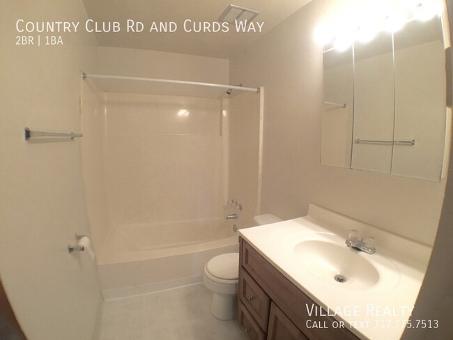 Building Photo - Huge 2-Bed apartment with washer/dryer hoo...