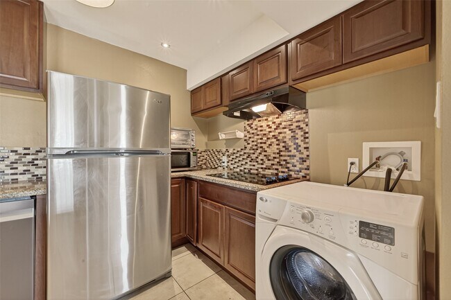 Building Photo - 2201 Fountain View Dr