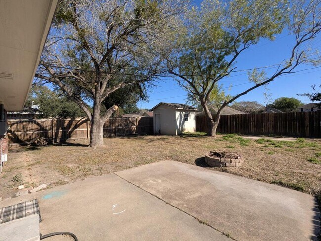 Building Photo - 210 Stone Gate Dr