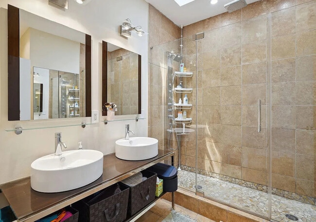 Building Photo - Modern 3BR/3BA Condo with Outdoor Space & ...