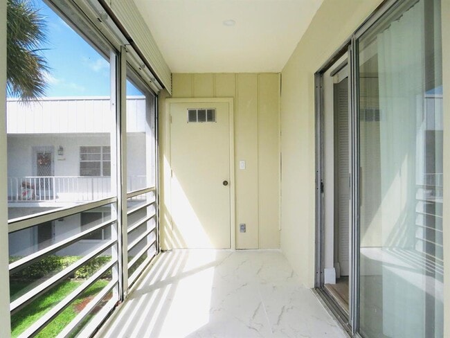 Building Photo - 557 Burgundy L