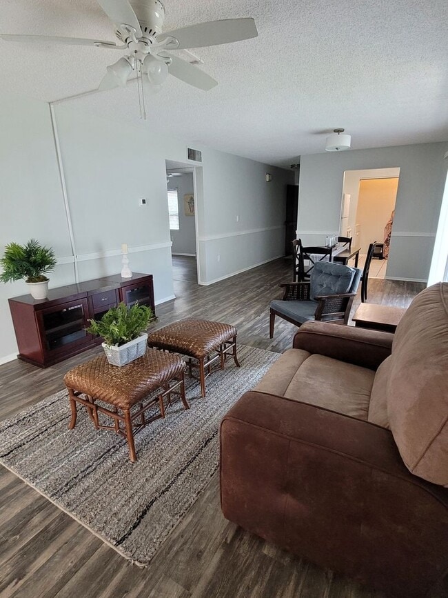 Building Photo - Charming 2-Bedroom, 2-Bathroom Condo in Wi...