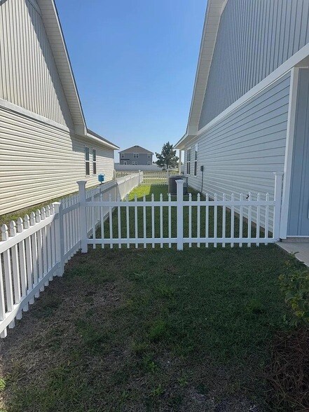 Building Photo - 94 Bluebeech St