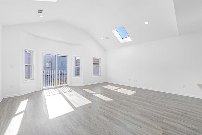 Building Photo - 62 Hutton St