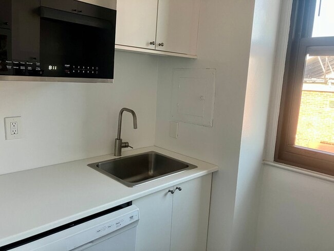 Building Photo - Updated Corner Unit at the Swarthmore in F...