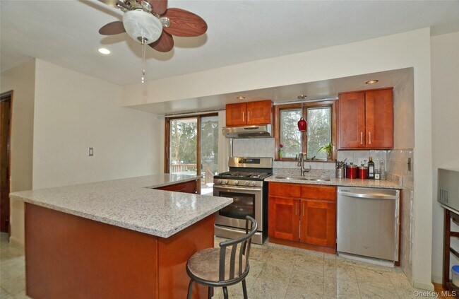 Building Photo - 327 Town Line Rd