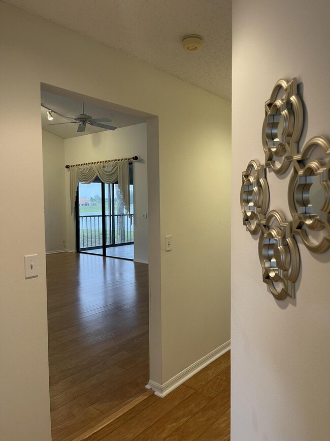 Building Photo - 10910 Lakemore Ln
