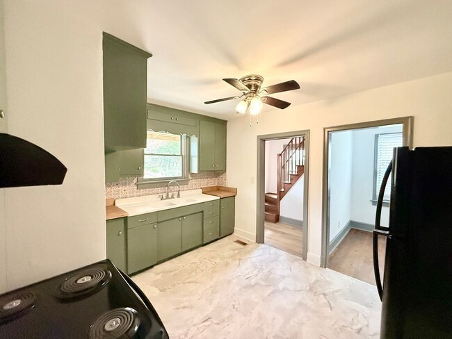 Building Photo - 3BR Normaltown Charmer