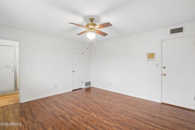Building Photo - 1014 E Balboa Cir
