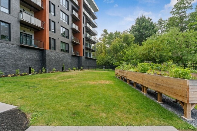 Building Photo - ONE25: Pet-Friendly 1-Bed with Balcony, Do...