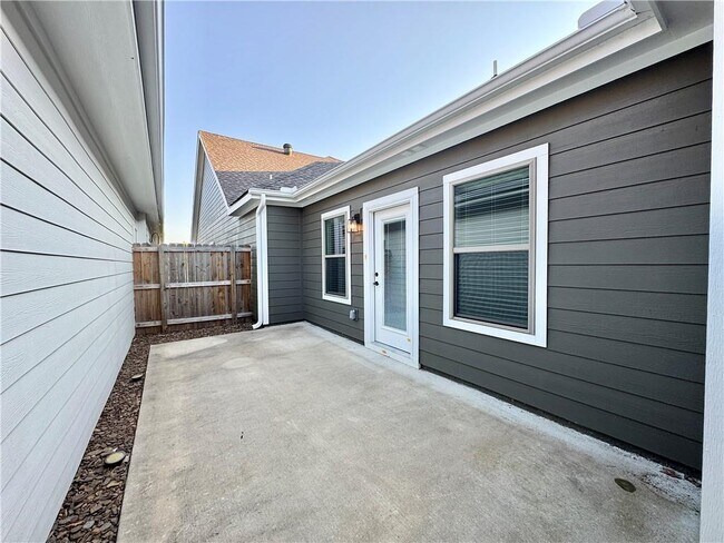 Building Photo - 832 NE Hts Ln