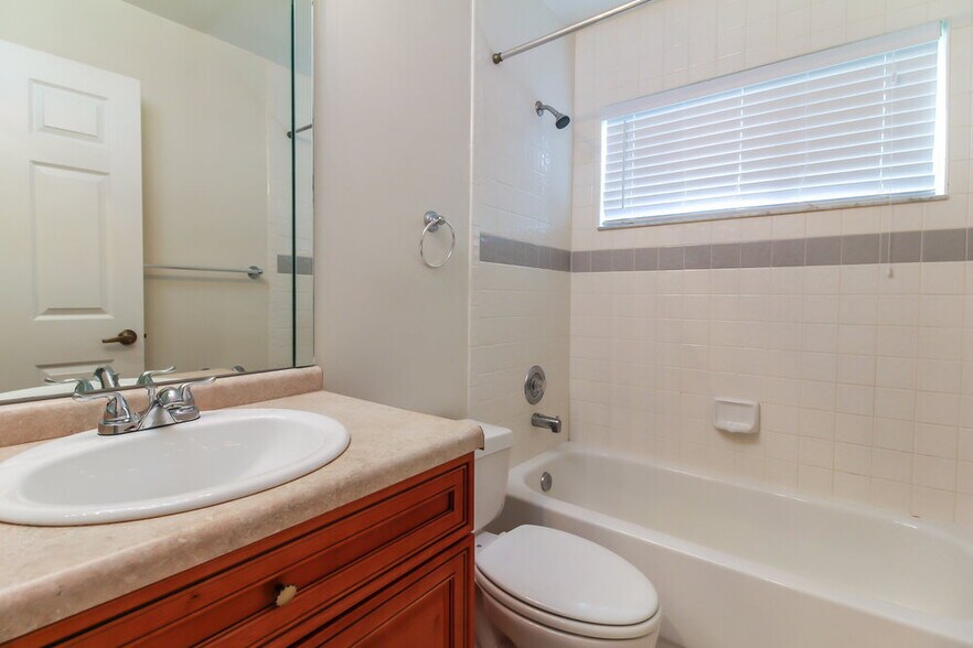 Building Photo - 12753 Meadowbreeze Dr