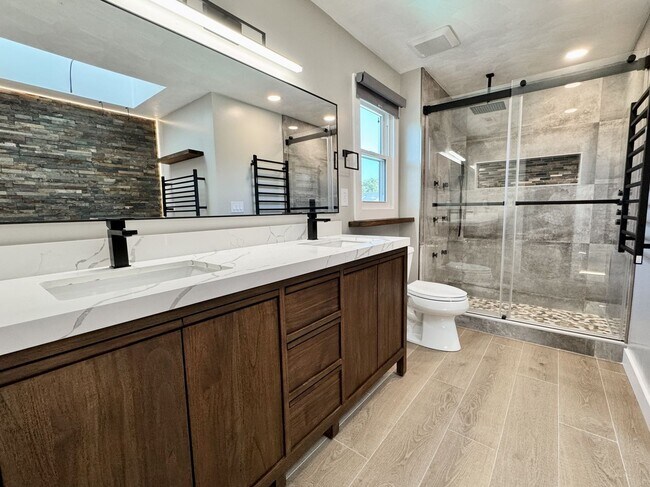 Building Photo - Great Neck Pool Home! First-Time Rental Available NOW! Pet Friendly - Corner Lot - Top Schools!