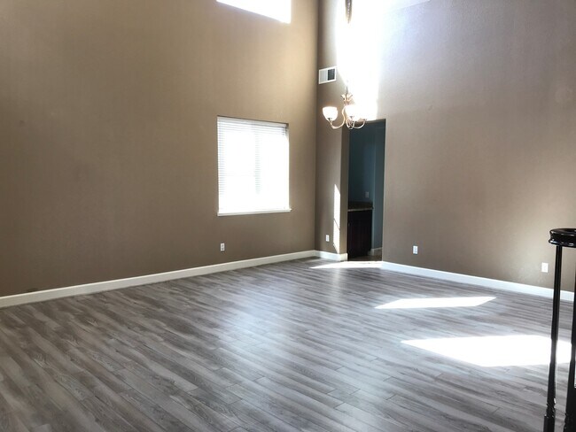 Building Photo - Beautiful Plumas Lake Home