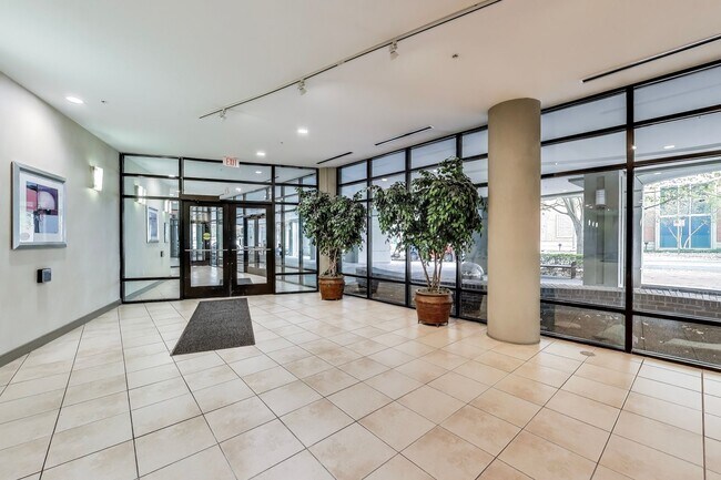 Building Photo - Luxury 1BD/1BA condo steps to SS METRO