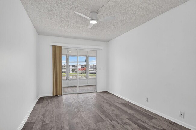Building Photo - 3045 Cornwall C