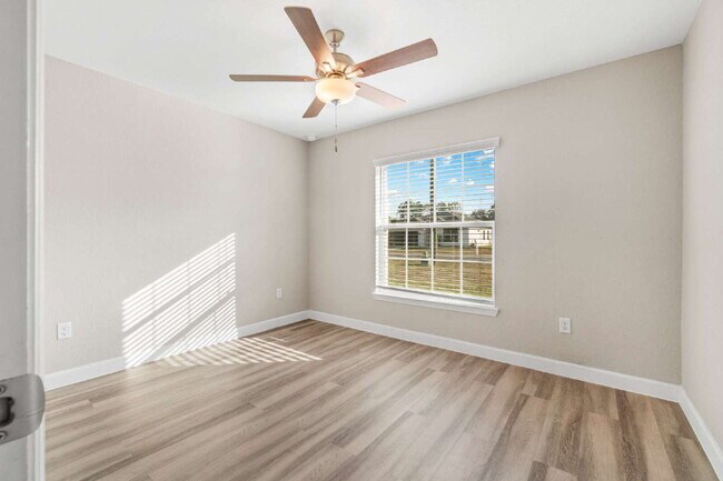 Building Photo - 3BR, 2BA Available Now with Fenced Yard and New Floors, North Marion Oaks