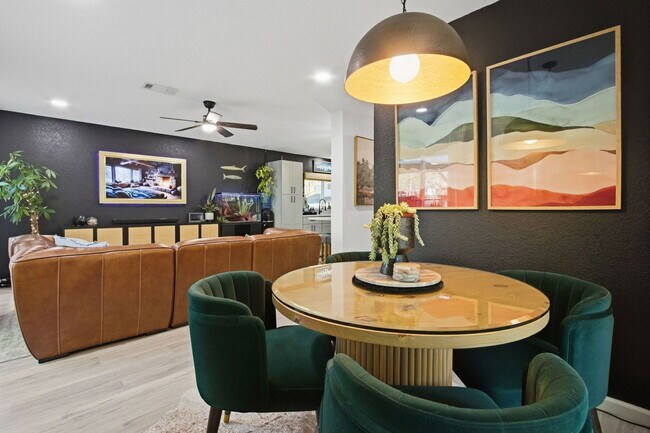 Building Photo - 1004 E Red Cedar Cir