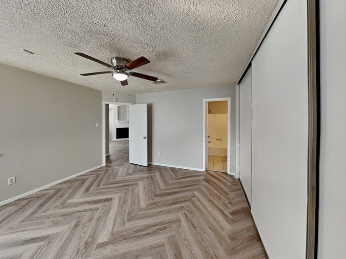 Building Photo - 9326 Golden Sunshine Dr