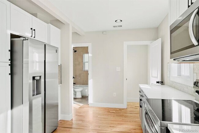 Building Photo - Beautiful 2 Bed 2 Bath With Bonus Living Space in Denver's Clayton Neighborhood