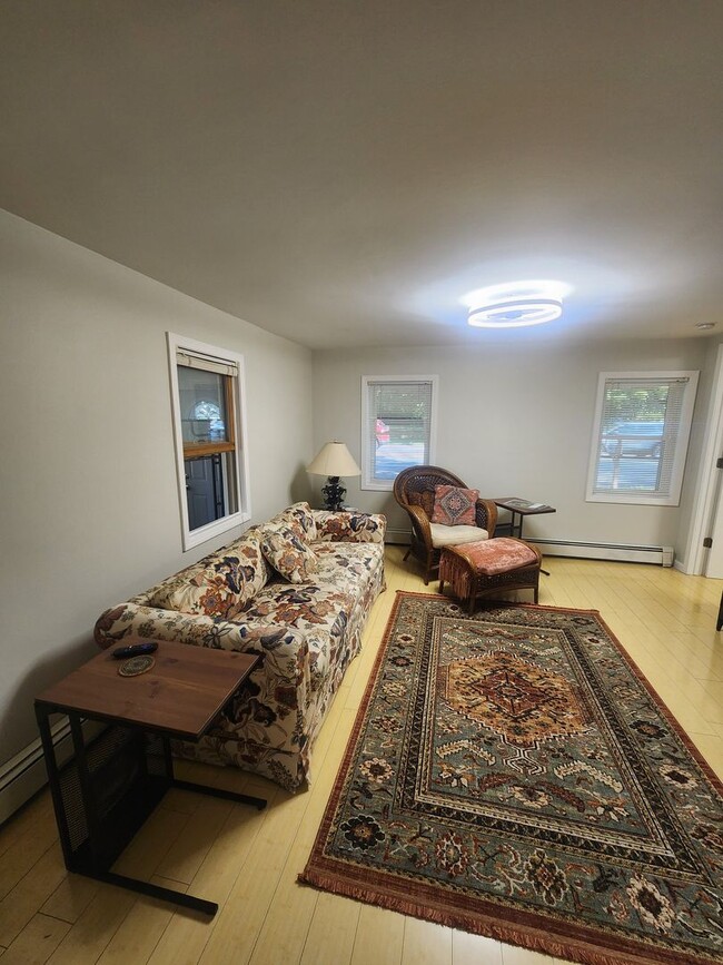 Building Photo - Charming Cottage-Style Home for Rent in Or...