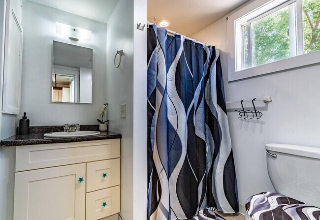 Building Photo - 1017 S Shore Dr