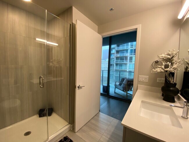 Building Photo - 800 S Clark St