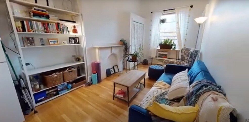 Building Photo - 482 Beacon St