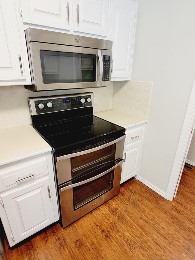 Building Photo - Primrose Market Place Area - Mission Hills Subdivision