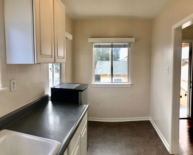 Building Photo - Adorable Upstairs Back Unit Duplex