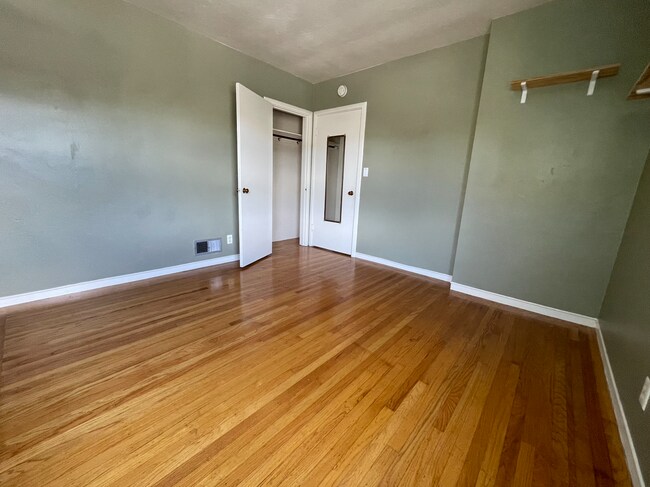 Building Photo - 2515 Ivy Dr