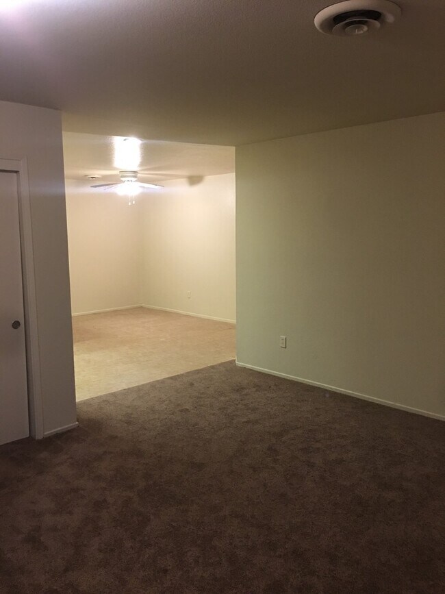 Building Photo - 3 Bedroom 2 Bath Duplex for Rent!