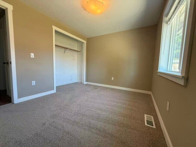 Building Photo - new carpet installed, 600sqft bonus room with large RV/Boat parking space