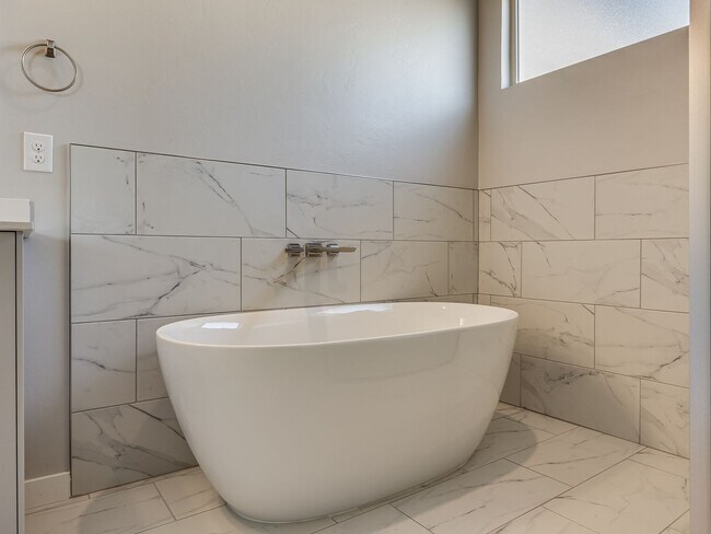 Building Photo - Beautiful New Construction Home in Edmond/...