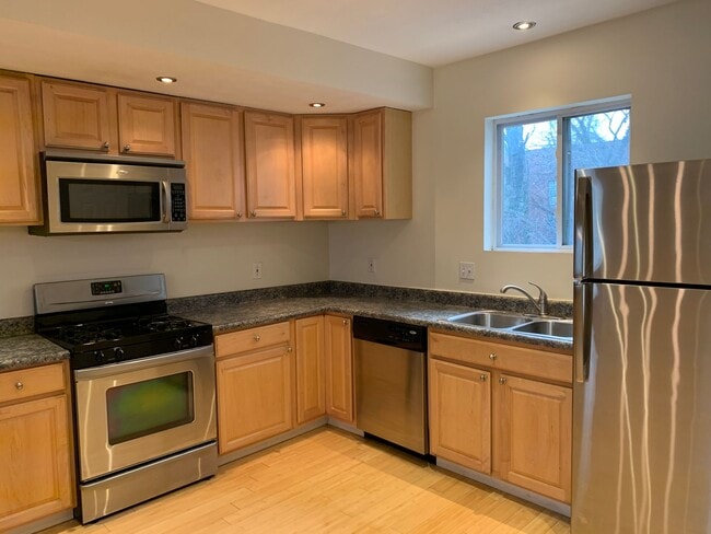 Building Photo - Beautiful 3bed/2.5 bath in Southside