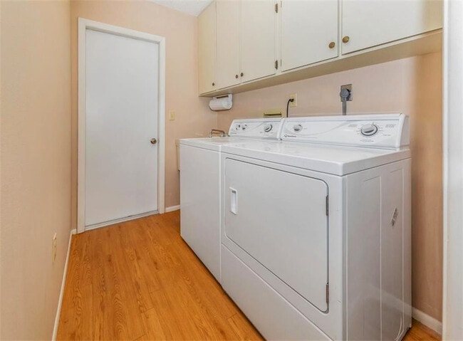 Building Photo - 2227 Pineland Dr