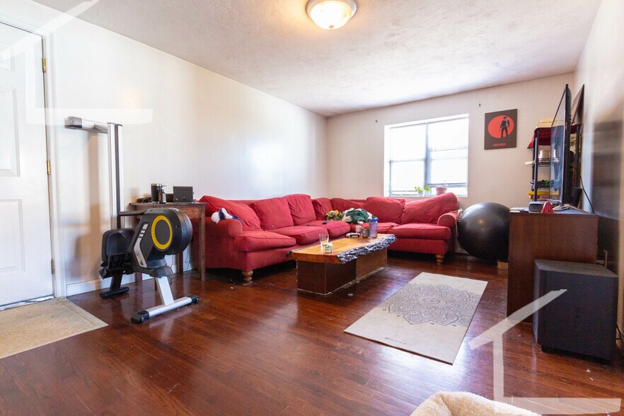 Primary Photo - 305 Summit Ave