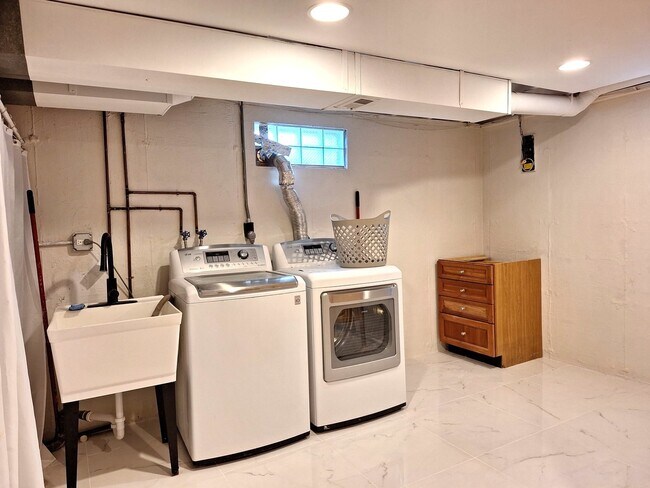 Building Photo - 227 Juneway Terrace