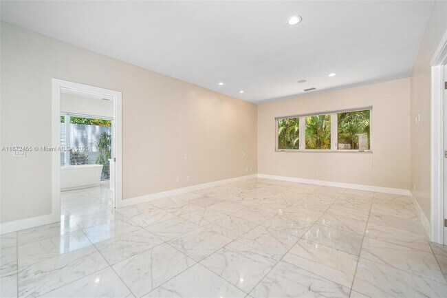 Building Photo - 511 Madeira Ave