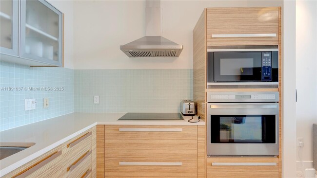 Building Photo - 2020 N Bayshore Dr