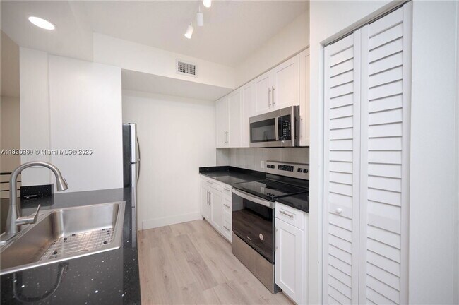 Building Photo - 2406 Centergate Dr